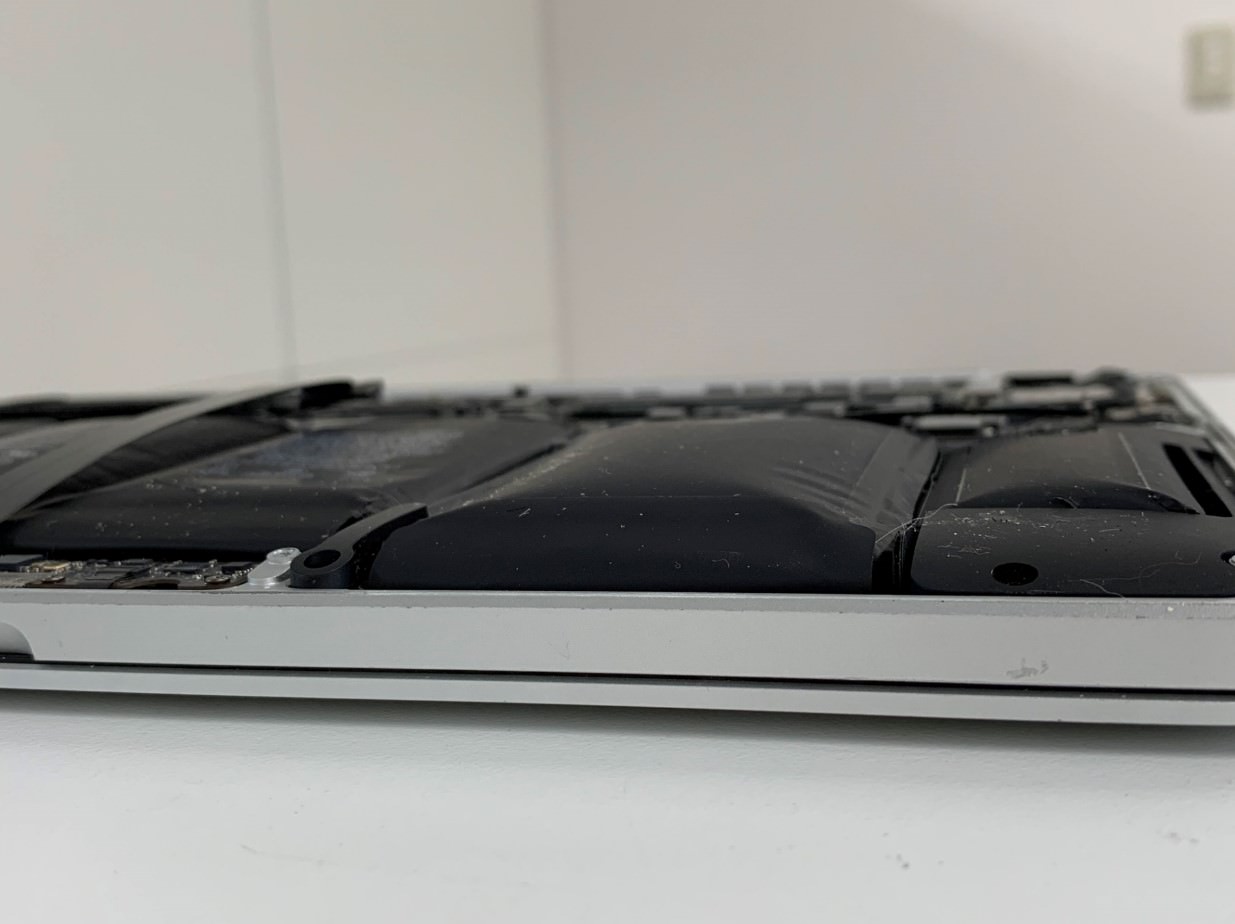 MacBook Pro(2015年13インチ)がハマグリ化！バッテリー膨張でお困り