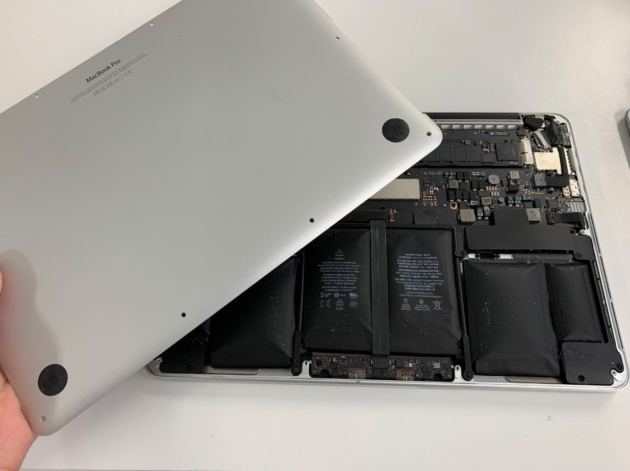 MacBook Pro(2015年13インチ)がハマグリ化！バッテリー膨張でお困り ...