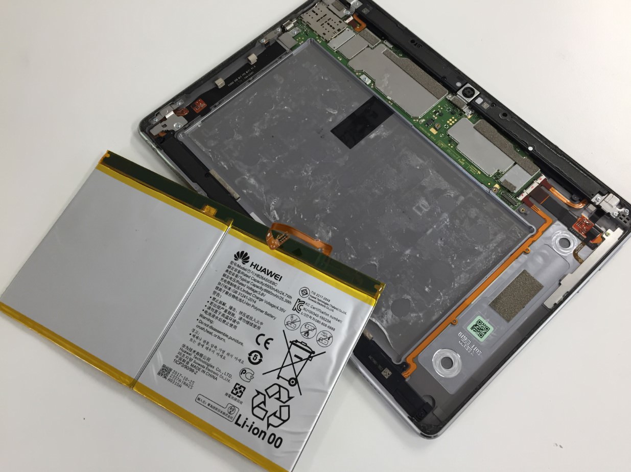 バッテリーを本体から剥がしたMediaPad M3 lite 10