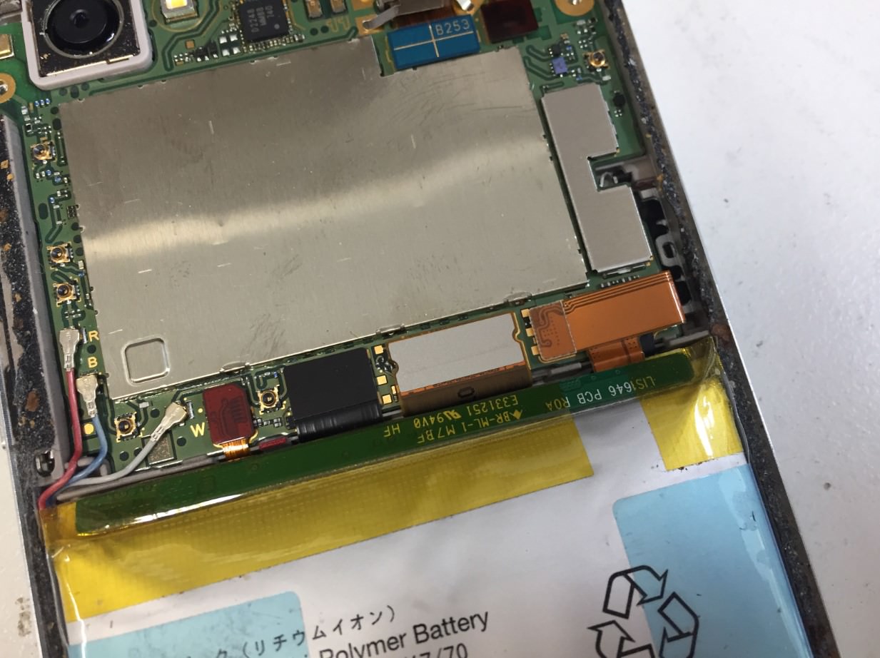 内部のパーツを剥がしたAQUOS R