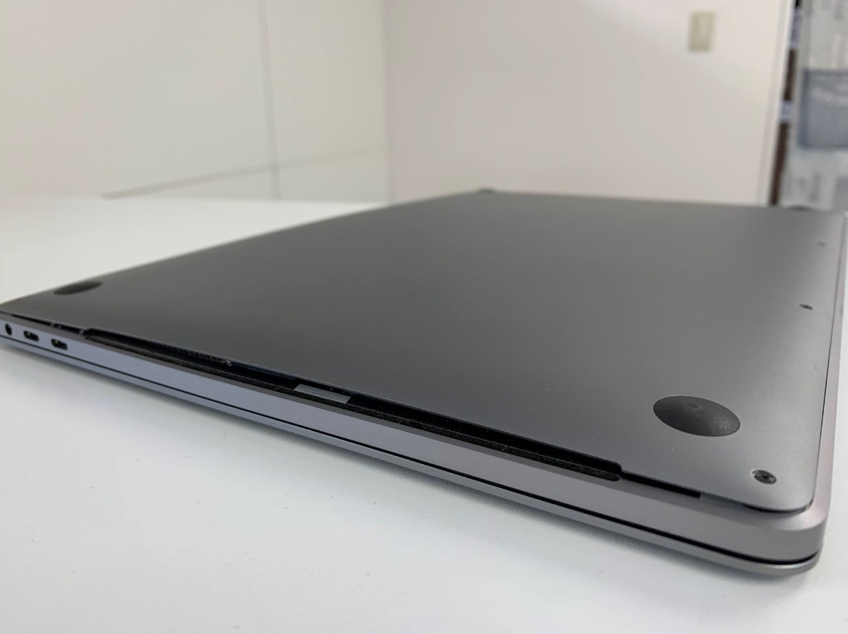 MacBook Pro(2016/15インチ)のバッテリー交換で裏蓋浮きが解消！電池 