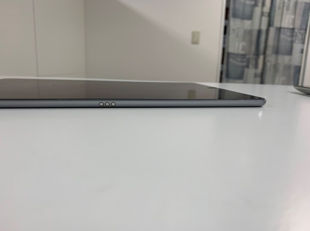 変形したフレームを矯正してほぼ真っすぐになったiPad Pro 10.5