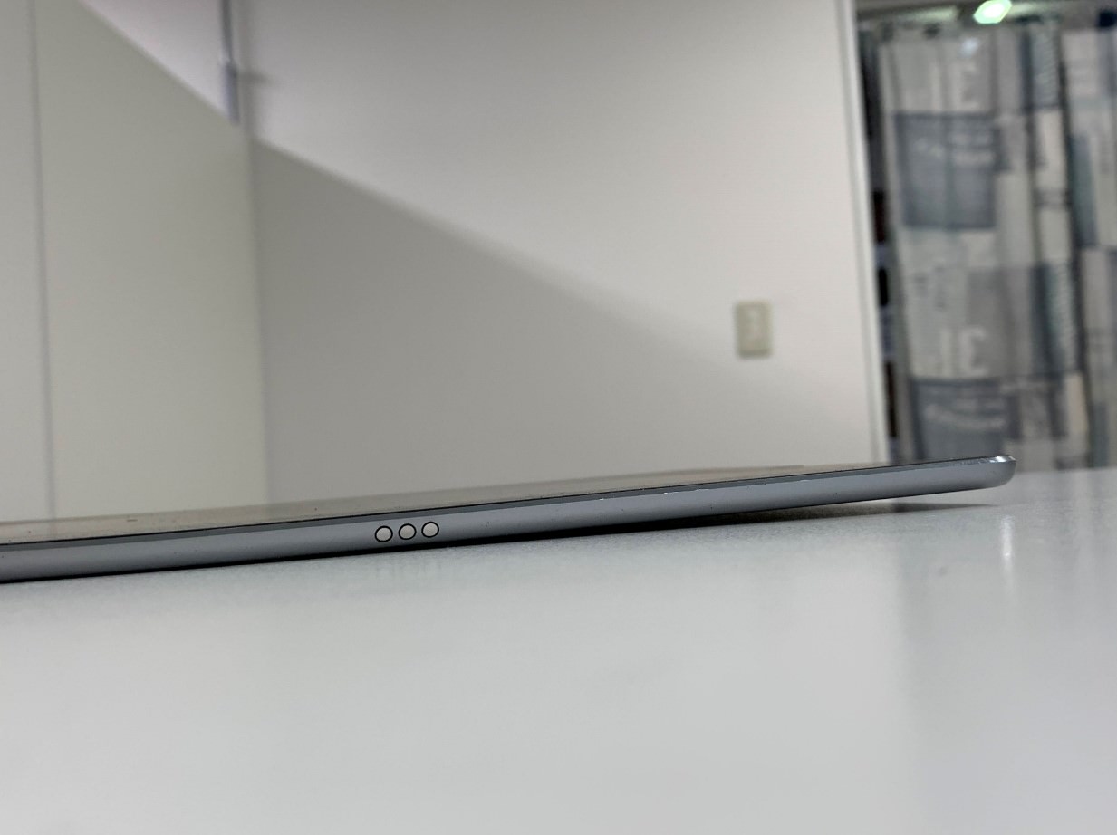 フレームが曲がって机に置いたら本懐が浮いているiPad Pro 10.5