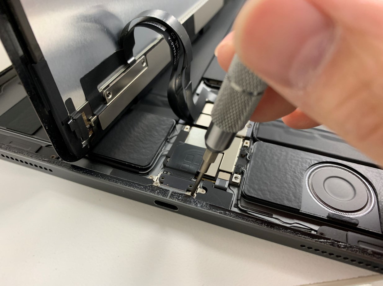 iPad Pro 12.9 第4世代の充電口交換修理方法を写真付きで解説！充電 ...