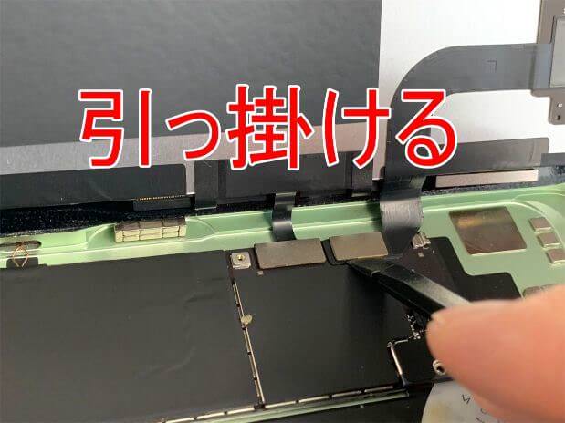 画面パーツコネクタにヘラを引っ掛けたiPadAir 第4世代
