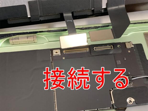 画面パーツコネクタを接続しようとしているiPadAir 第4世代