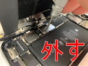 本体内部のネジを外しているiPhone12