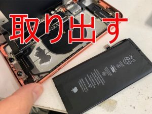 劣化したバッテリーを取り出したiPhoneXR