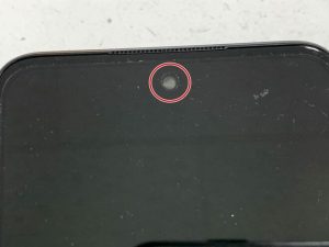 フィルムを挟むことによって内カメラが使用不可になったRedmi Note 10 JE