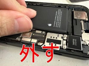 基板に接続されたケーブル類を外したiPhone13