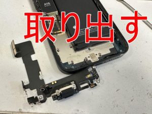 充電口パーツを取り出したiPhone13