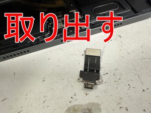 故障した充電口パーツを本体から取り出したiPad Pro11 第3世代
