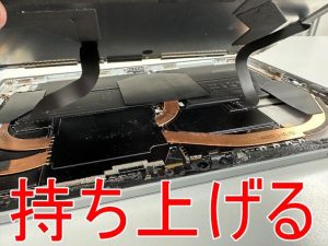 画面を剥がして持ち上げたバッテリー交換前のSurface Pro5