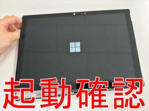 バッテリー交換後起動確認を行っているSurface Pro5