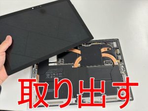 基板から画面パーツを取り出したバッテリー交換前のSurface Pro5