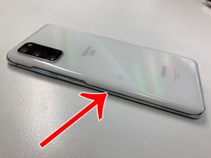 Galaxy S20のバッテリー交換をするには背面パネルを剥がす