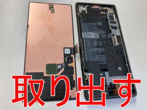 本体フレームから画面パーツを取り出したGoogle Pixel6