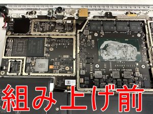 取り出したパーツを組み上げる前のSurface Pro6