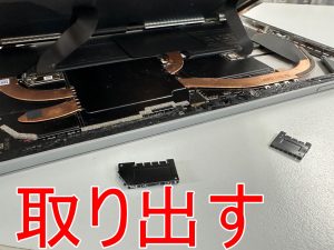 画面コネクタを固定したプレートを取り出したバッテリー交換前のSurface Pro6