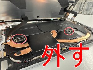 画面パーツコネクタを2つとも外したバッテリー交換前のSurface Pro6