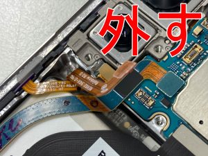 基板に接続せれていたバッテリーコネクタを外した画面交換修理中のGalaxy S22