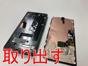 壊れた画面パーツを本体フレームから取り出したGoogle Pixel 7a