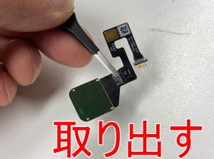 壊れた画面パーツから指紋認証ケーブルを取り出したGoogle Pixel 7a