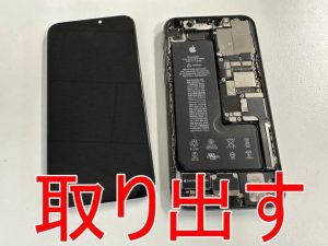 故障した画面パーツを本体から取り出したiPhone11 Pro