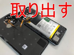 背面パネルの粘着を剥がして本体フレームから剥がしたバッテリー交換前のOPPO Reno5 A