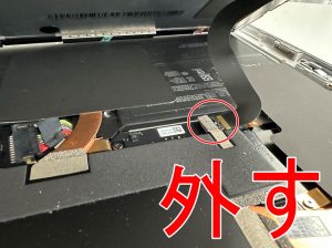 画面を開いてコネクタを外しているバッテリー交換前のSurface Pro7