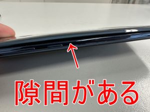 バッテリー膨張により背面パネルが浮いているZenfone Max Pro M2