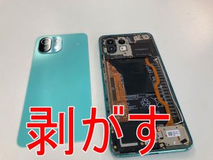 バッテリー交換する為に背面パネルを剥がしているXiaomi Mi 11 Lite 5G