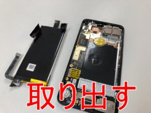 本体内部から膨張したバッテリーを取り出したGoogle Pixel5