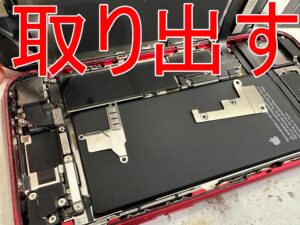 画面パーツコネクタを固定している銀板を取り出した画面交換修理途中のiPhoneSE3