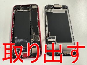 基板から故障した画面パーツを取り出したiPhoneSE3