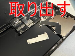 本体内部のプレートを取り出した画面交換途中のiPhone13 Pro Max