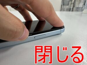 画面交換作業を終えて本体を組み上げているiPhone15