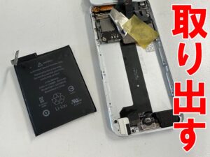 膨張したバッテリーを本体から取り出したiPod touch 第7世代