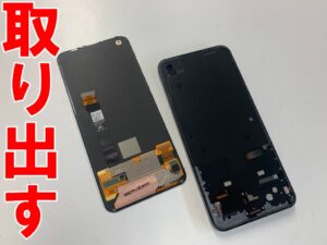 故障した有機ELディスプレイを本体フレームから取り出したZenfone10