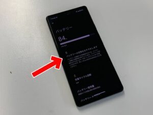 「バッテリーの交換をおすすめします」という文言が表示されていてバッテリーアイコンにビックリマークが表示されているPixel6a
