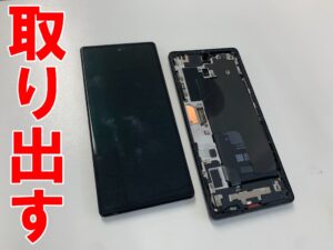 基板からディスプレイを取り出した電池パック交換中のPixel6a