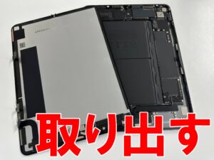 基板から液晶画面パーツを取り出したiPadAir 第5世代