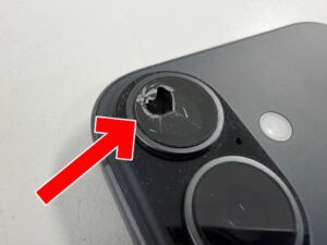バックカメラレンズが破損して穴が空いているiPhone16