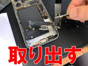 充電コネクタを修理中のiPhone16