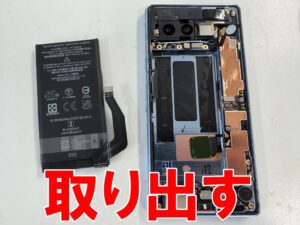 膨張したバッテリーを本体フレームから取り出したPixel7a