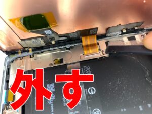 画面パーツを固定した銀板を取り出しているフロントパネル修理中のPixel7Pro