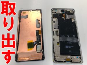 故障した画面パーツを基板から取り出したPixel 7Pro