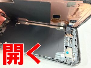 画面を大きく開いて分解してるフロントパネル交換修理中のPixel9 Pro XL