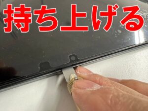 画面を持ち上げている充電器挿し込み口修理中のTECLASTタブレット