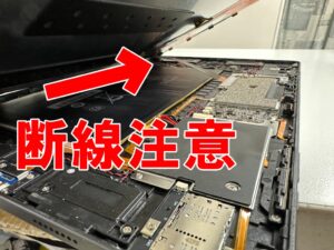 フロントパネルを持ち上げた充電器挿し込み口修理中のTECLAST Androidタブレット